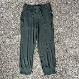 Women’s Lululemon Scuba jogger pants
